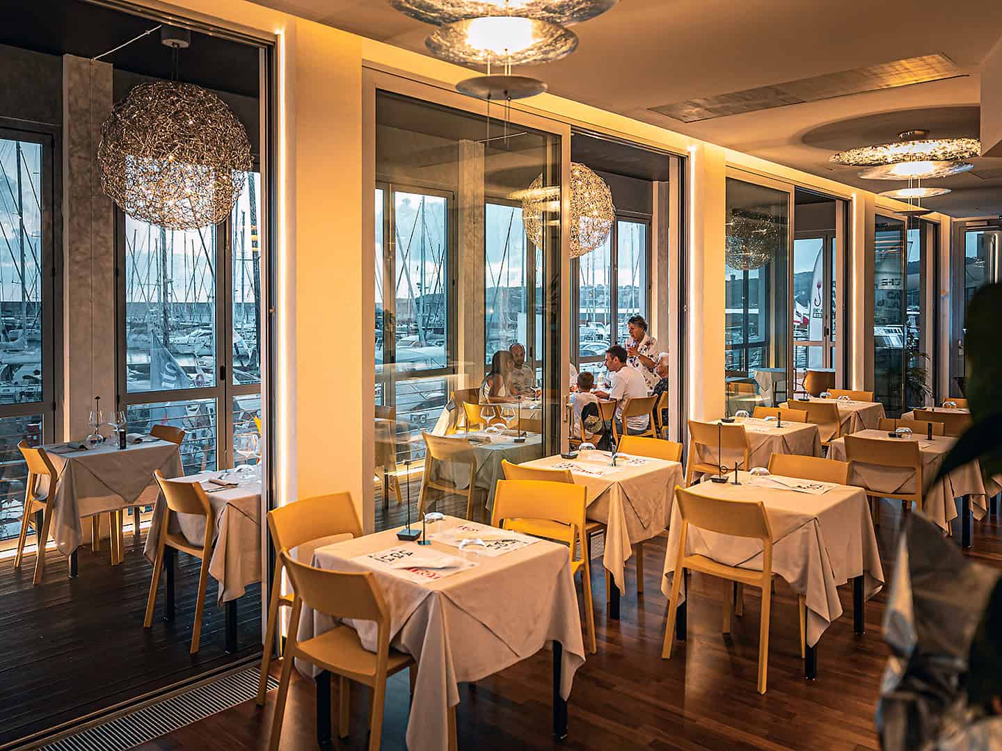 Interno elegante del bistrot con tavoli apparecchiati